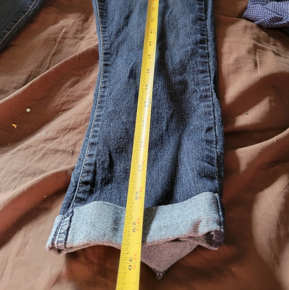 Signature by Levi Strauss & Co. Gold Label Women's Mid-Rise Slim Fit Capris - Picture 8 of 14